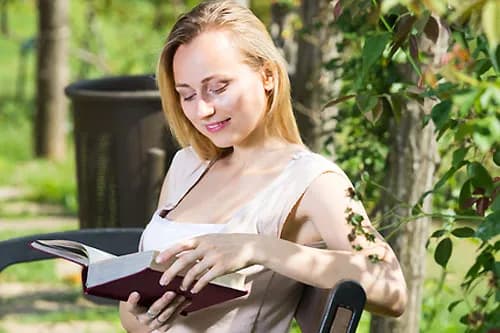 Motyw ogrodu w literaturze: odkryj jego ukryte znaczenia i symbolikę Motyw ogrodu w literaturze: odkryj jego ukryte znaczenia i symbolikę